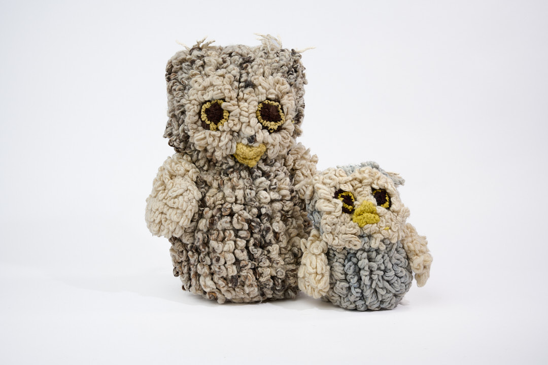 Grand doudou hibou ARCHIE gris et petit doudou hibou ARCHIE bleu - faits main au Kenya par la coopérative Kenana Knitters - en laine bio éco-responsable - ARCHIE le doudou hibou est disponible en taille S & L, existe en bleu, gris, kaki et marron chez Studio Matongé