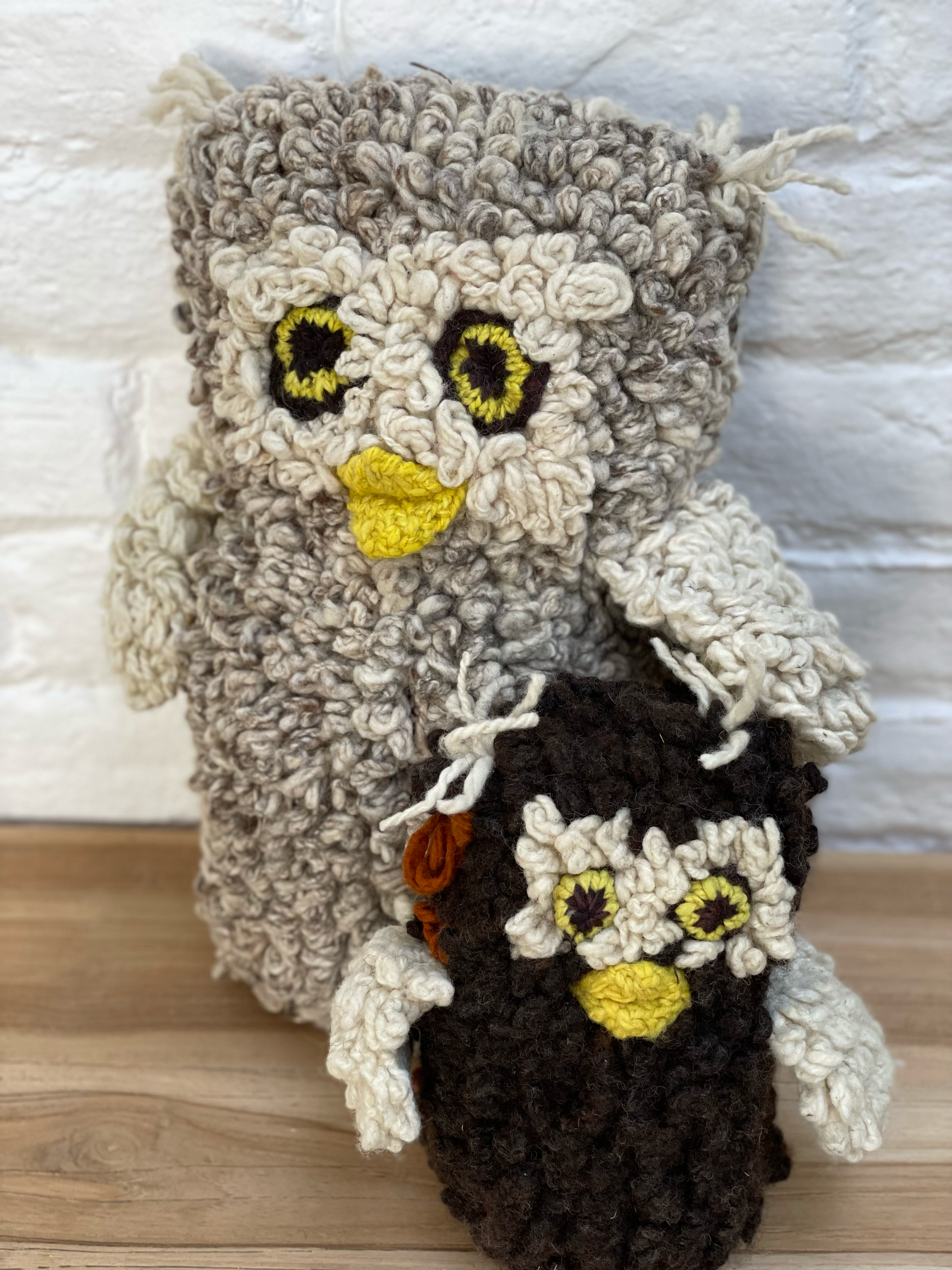 Grand doudou hibou ARCHIE gris et petit doudou hibou ARCHIE marron - faits main au Kenya par la coopérative Kenana Knitters - en laine bio éco-responsable -ARCHIE le doudou hibou est disponible en taille S & L, existe en bleu, gris, kaki et marron chez Studio Matongé