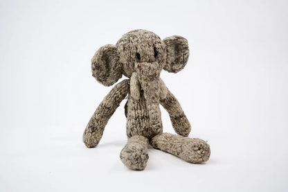 Doudou éléphant gris à longue pattes. Modèle HARRY en pure laine mérinos. Tricotté main par les femmes artisans de la coopérative Kenana Knitters au Kenya. En laine naturelle, non teintée. Ici en version gris chiné.