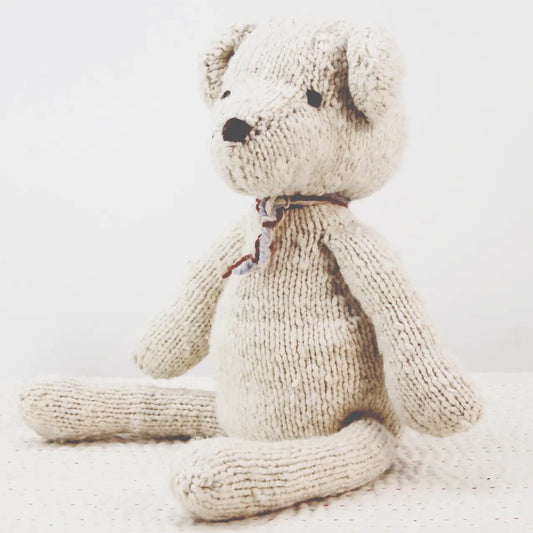 MICHEL, doudou ours écru en laine bio fait main éco-responsable - Studio Matongé - MICHEL l'ours en laine existe en tailles S ou L. il est disponible en 3 coloris : crème, beige et bleu. 