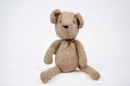 MICHEL, doudou ours beige L,  en laine bio,  fait main par les femmes artisans de la coopérative Kenana-Knitters pour  Studio Matongé - MICHEL l'ours en laine existe en tailles S ou L. il est disponible en 3 coloris : crème, beige et bleu. 