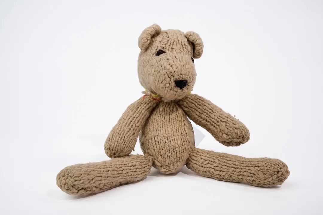 MICHEL, doudou ours beige S,  en laine bio,  fait main par les femmes artisans de la coopérative Kenana-Knitters pour  Studio Matongé - MICHEL l'ours en laine existe en tailles S ou L. il est disponible en 3 coloris : crème, beige et bleu. 