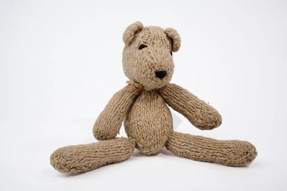 MICHEL, doudou ours beige S,  en laine bio,  fait main par les femmes artisans de la coopérative Kenana-Knitters pour  Studio Matongé - MICHEL l'ours en laine existe en tailles S ou L. il est disponible en 3 coloris : crème, beige et bleu. 