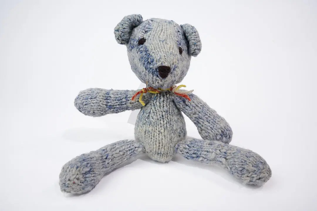 MICHEL, doudou ours bleu S,  en laine bio,  fait main par les femmes artisans de la coopérative Kenana-Knitters pour  Studio Matongé - MICHEL l'ours en laine existe en tailles S ou L. il est disponible en 3 coloris : crème, beige et bleu. 