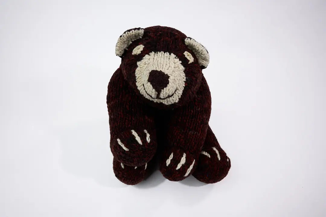 SCHUMAN, peluche ours brun XL en laine bio faite main éco-responsable - Studio Matongé. L'ours SCHUMAN existe en 2 tailles S et XL et en 3 modèles d'ours : ours polaire, panda et ours brun. 