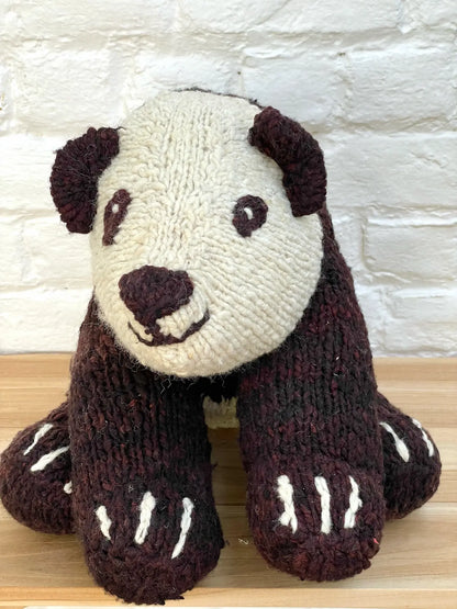 SCHUMAN, peluche panda XL en laine bio faite main éco-responsable - Studio Matongé. L'ours SCHUMAN existe en 2 tailles S et XL et en 3 modèles d'ours : ours polaire, panda et ours brun. 