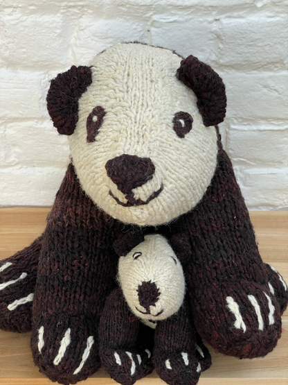 SCHUMAN, peluches panda S et XL en laine bio faite main éco-responsable - Studio Matongé. L'ours SCHUMAN existe en 2 tailles S et XL et en 3 modèles d'ours : ours polaire, panda et ours brun. 