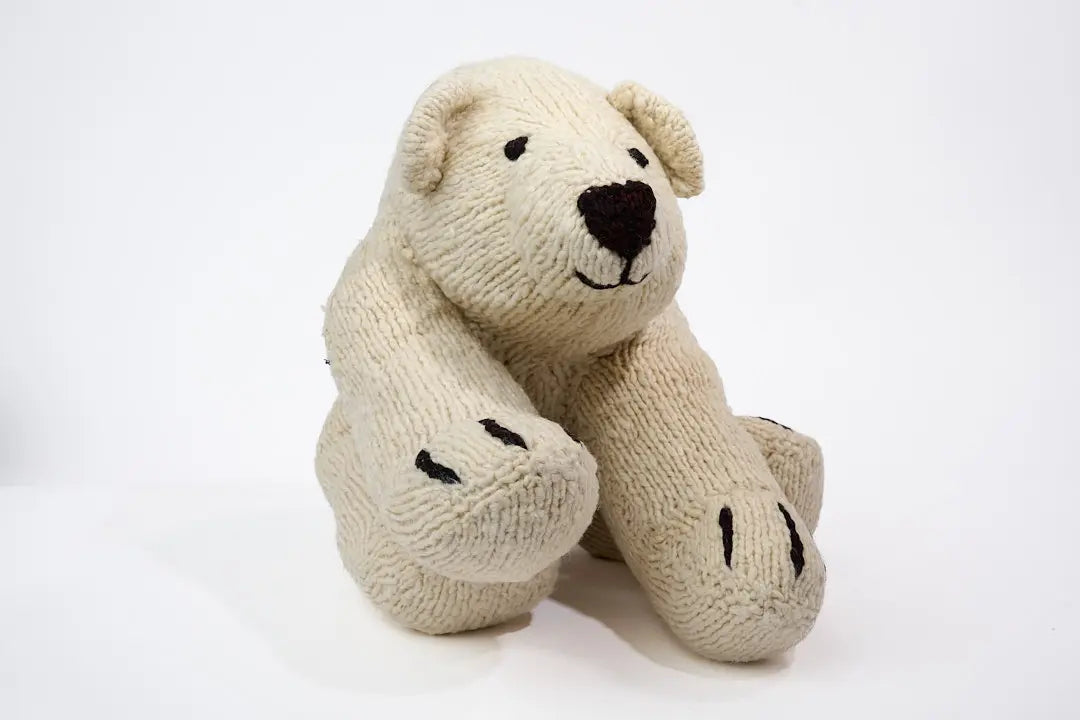 SCHUMAN, peluche ours polaire XL en laine bio faite main éco-responsable - Studio Matongé. L'ours SCHUMAN existe en 2 tailles S et XL et en 3 modèles d'ours : ours polaire, panda et ours brun. 