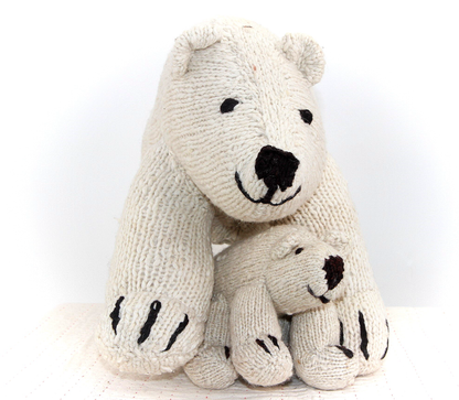 SCHUMAN, peluches ours polaires S et XL en laine bio faite main éco-responsable - Studio Matongé. L'ours SCHUMAN existe en 2 tailles S et XL et en 3 modèles d'ours : ours polaire, panda et ours brun. 