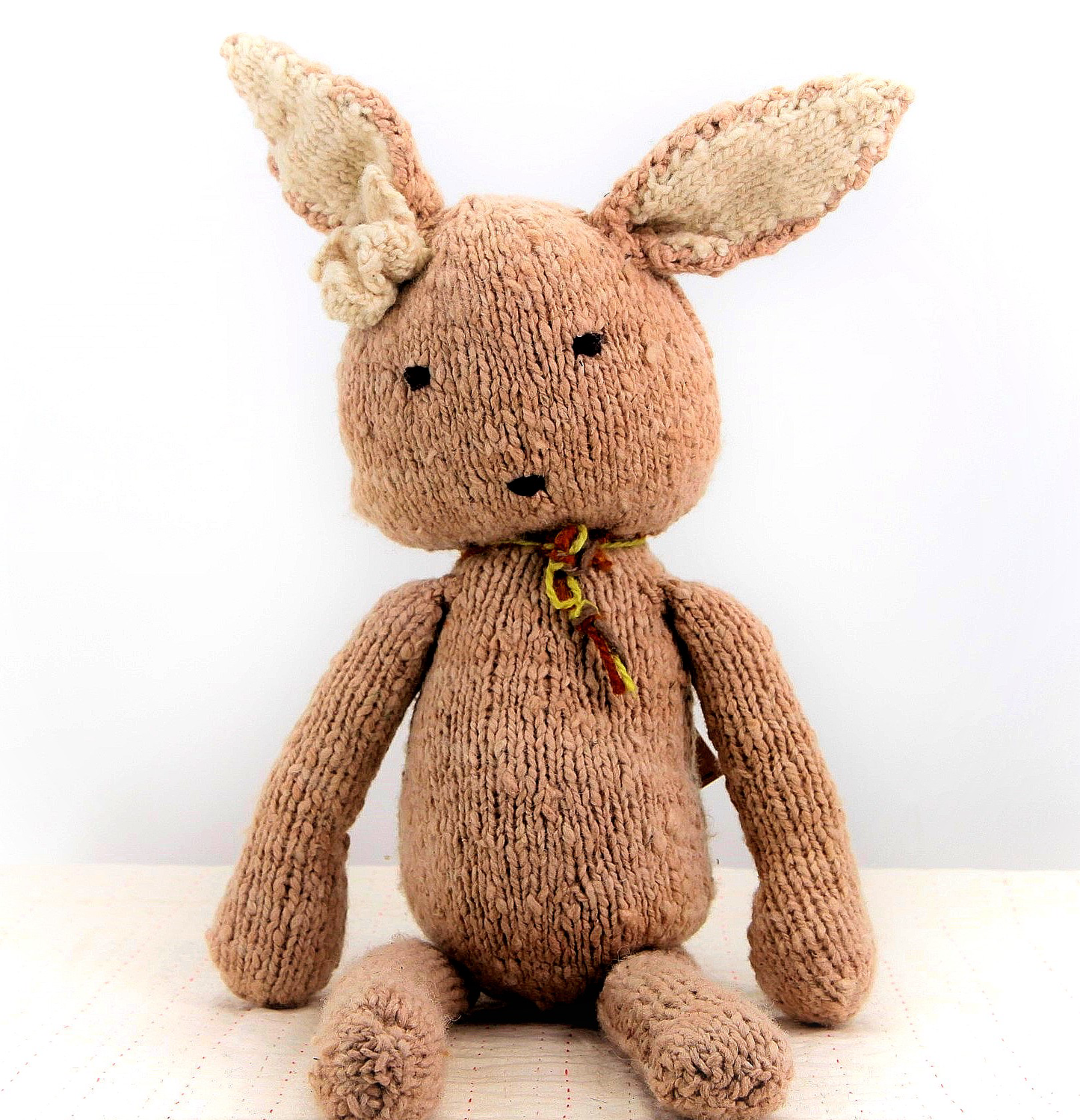 SIMONE, peluche lapin beige, taille L,  en laine bio faite main éco-responsable. Le doudou lapin SIMONE est disponible en 2 tailles et plusieurs couleurs chez Studio Matongé.