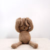 SIMONE, peluche lapin beige, taille L,  en laine bio faite main éco-responsable. Le doudou lapin SIMONE est disponible en 2 tailles et plusieurs couleurs chez Studio Matongé.