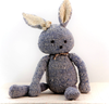 SIMONE, peluche lapin bleu, taille L,  en laine bio faite main éco-responsable. Le doudou lapin SIMONE est disponible en 2 tailles et plusieurs couleurs chez Studio Matongé.