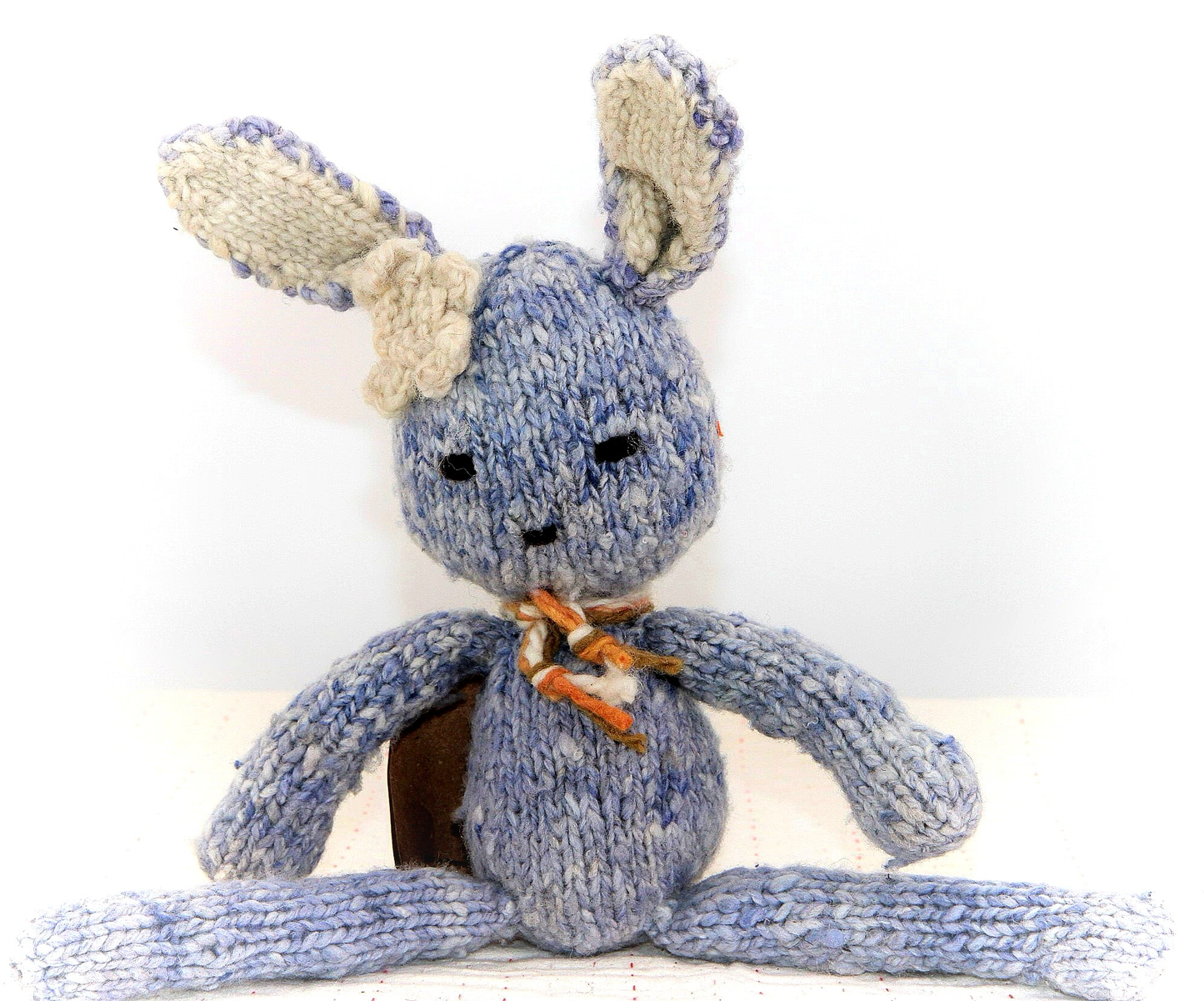 SIMONE, peluche lapin bleu, taille S,  en laine bio faite main éco-responsable. Le doudou lapin SIMONE est disponible en 2 tailles et plusieurs couleurs chez Studio Matongé.