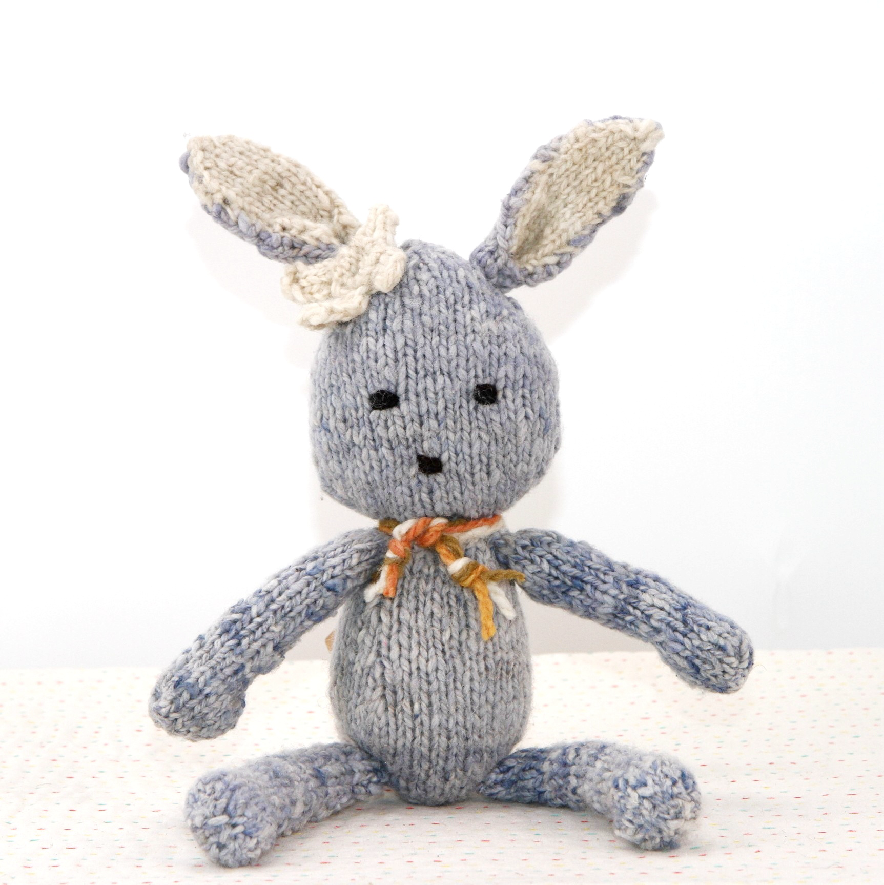 SIMONE, peluche lapin bleu, taille S,  en laine bio faite main éco-responsable. Le doudou lapin SIMONE est disponible en 2 tailles et plusieurs couleurs chez Studio Matongé.