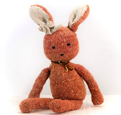 SIMONE, peluche lapin corail, taille L,  en laine bio faite main éco-responsable. Le doudou lapin SIMONE est disponible en 2 tailles et plusieurs couleurs chez Studio Matongé.