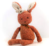 SIMONE, peluche lapin corail, taille L,  en laine bio faite main éco-responsable. Le doudou lapin SIMONE est disponible en 2 tailles et plusieurs couleurs chez Studio Matongé.