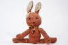 SIMONE, peluche lapin corail, taille S,  en laine bio faite main éco-responsable. Le doudou lapin SIMONE est disponible en 2 tailles et plusieurs couleurs chez Studio Matongé.