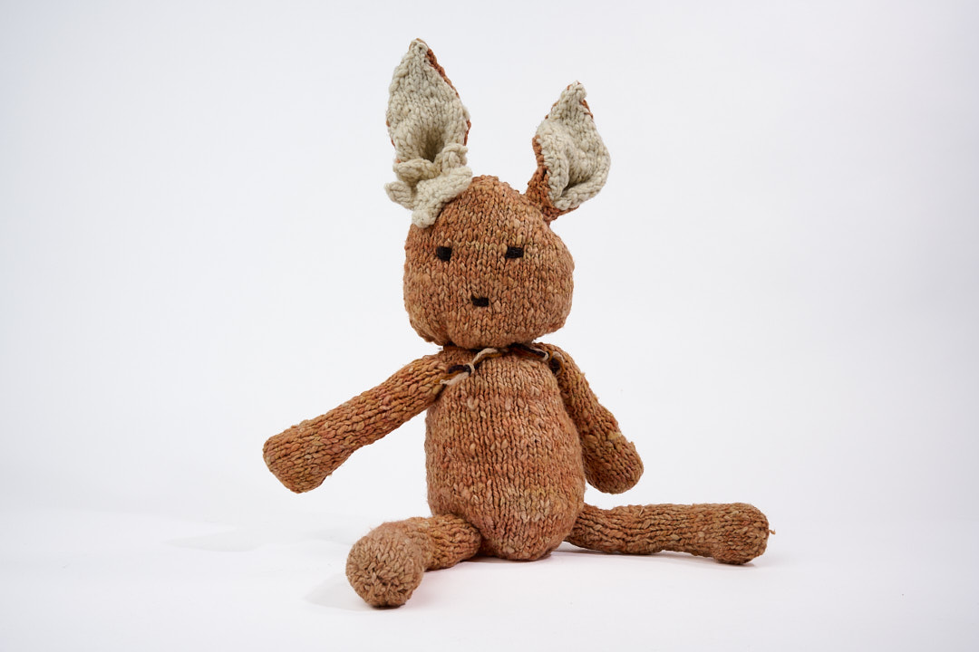 SIMONE, peluche lapin corail, taille S,  en laine bio faite main éco-responsable. Le doudou lapin SIMONE est disponible en 2 tailles et plusieurs couleurs chez Studio Matongé.