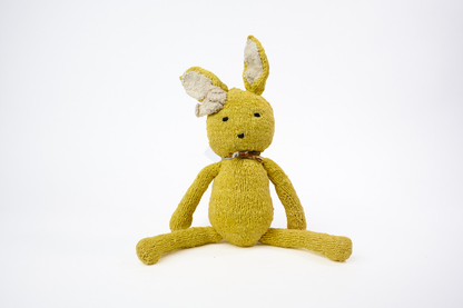 SIMONE, peluche lapin jaune, taille L,  en laine bio faite main éco-responsable. Le doudou lapin SIMONE est disponible en 2 tailles et plusieurs couleurs chez Studio Matongé.