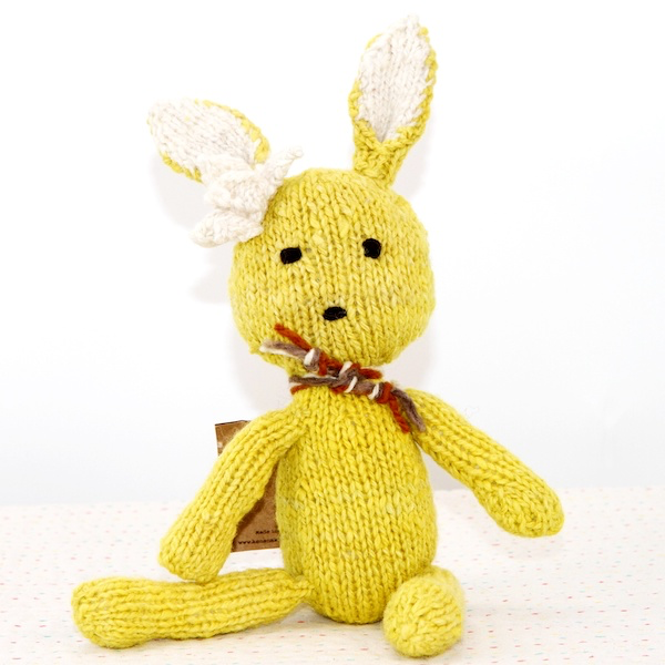 SIMONE, peluche lapin jaune, taille S,  en laine bio faite main éco-responsable. Le doudou lapin SIMONE est disponible en 2 tailles et plusieurs couleurs chez Studio Matongé.