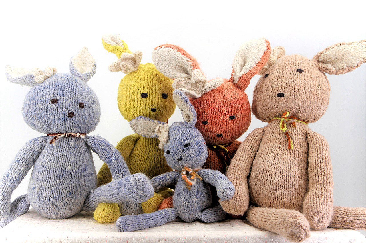 Famille de doudous SIMONE, notre peluche lapin ici en  jaune, bleu, corail et beige en tailles S et L, en laine bio faite main éco-responsable. Le doudou lapin SIMONE est disponible en 2 tailles et plusieurs couleurs chez Studio Matongé.