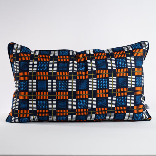 Housse de coussin KULALA en wax  de coton écossais de 30 x 50 cm. Ici en version bleue soulignée de touches oranges et blanches. 

La housse KULALA peut être associée à la courtepointe du même nom pour un total look. 