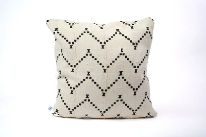 DOTS par Studio Matongé, housse de coussin en bogolan de coton bio. Blanc 50 x50 cm. Fait main. Existe également en noir. Disponible en 30 x 50 cm, 50 x 50 cm et 40 x 60 cm. 