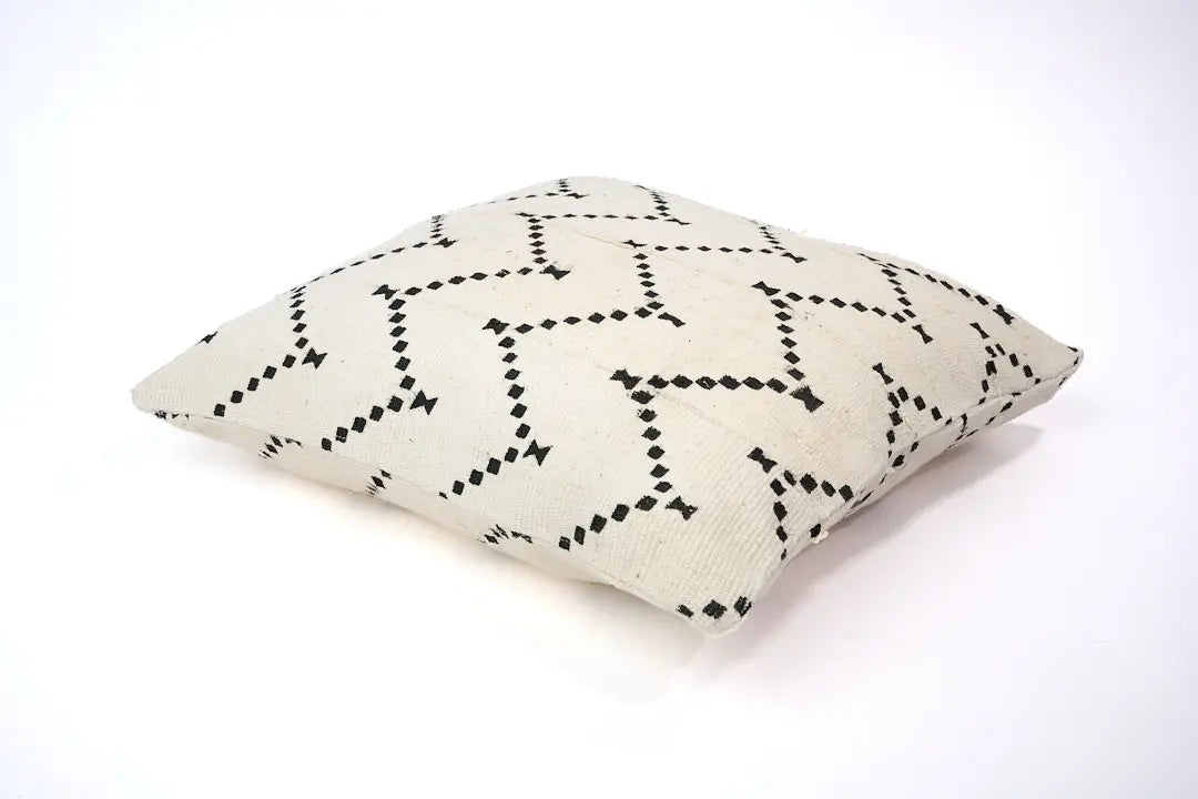 DOTS par Studio Matongé, housse de coussin en bogolan de coton bio. Blanc 50 x50 cm. Fait main. Existe également en noir. Disponible en 30 x 50 cm, 50 x 50 cm et 40 x 60 cm. 