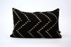 DOTS par Studio Matongé, housse de coussin en bogolan de coton bio. Noir 30 x50 cm. Fait main. Existe également en blanc. Disponible en 30 x 50 cm, 50 x 50 cm et 40 x 60 cm. 