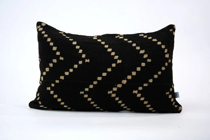 DOTS par Studio Matongé, housse de coussin en bogolan de coton bio. Noir 40 x60 cm. Fait main. Existe également en blanc. Disponible en 30 x 50 cm, 50 x 50 cm et 40 x 60 cm. 