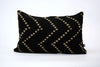 DOTS par Studio Matongé, housse de coussin en bogolan de coton bio. Noir 40 x60 cm. Fait main. Existe également en blanc. Disponible en 30 x 50 cm, 50 x 50 cm et 40 x 60 cm. 