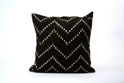 DOTS par Studio Matongé, housse de coussin en bogolan de coton bio. Noir 50 x50 cm. Fait main. Existe également en blanc. Disponible en 30 x 50 cm, 50 x 50 cm et 40 x 60 cm. 