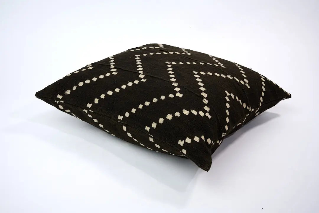 DOTS par Studio Matongé, housse de coussin en bogolan de coton bio. Noir 50 x50 cm. Fait main. Existe également en blanc. Disponible en 30 x 50 cm, 50 x 50 cm et 40 x 60 cm. 