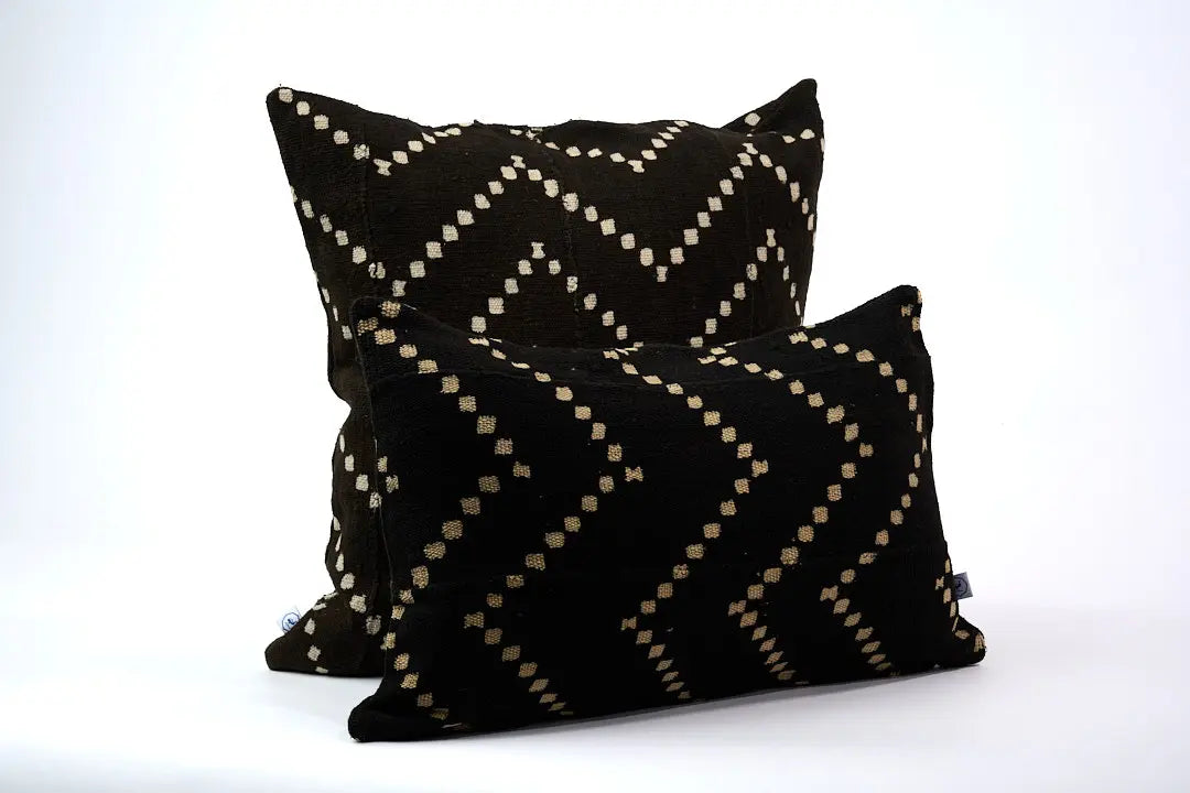 DOTS par Studio Matongé, housse de coussin en bogolan de coton bio. Noir  carré 50 x50 cm et rectangulaire 40 x 60 cm. Fait main. Existe également en blanc. Disponible en 30 x 50 cm, 50 x 50 cm et 40 x 60 cm. 