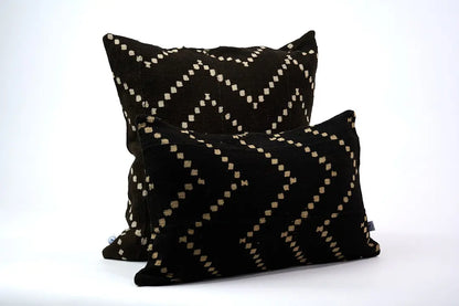 DOTS par Studio Matongé, housse de coussin en bogolan de coton bio. Noir  carré 50 x50 cm et rectangulaire 40 x 60 cm. Fait main. Existe également en blanc. Disponible en 30 x 50 cm, 50 x 50 cm et 40 x 60 cm. 