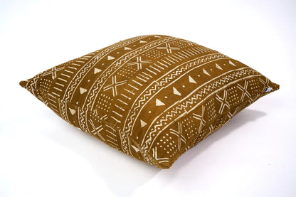 Housse de coussin ethnique KEUR 60cm x 60cm par Studio Matonge. Confectionné en Belgique à partir de tissu africain bogolan ocre à motifs blancs, tissés et teints à la main par des artisans de la région de Ségou.