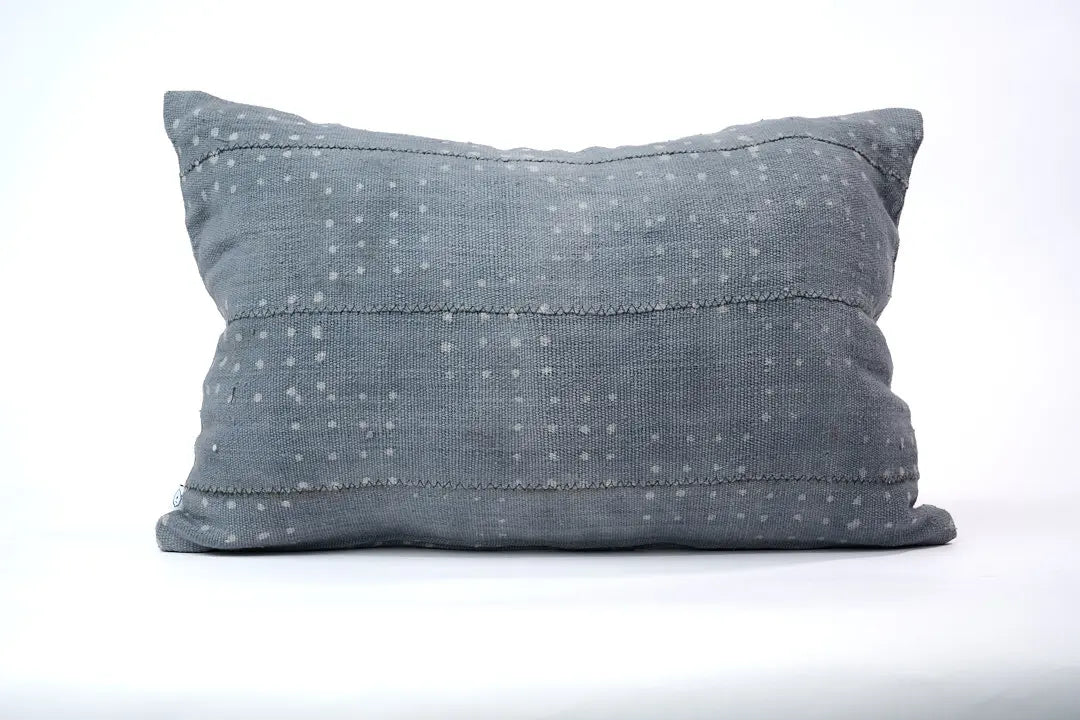 Housse de coussin zippée KIJIVU en bogolan gris entièrement faite main. 100% coton. 