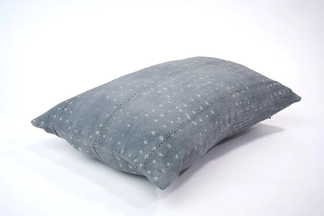 Housse de coussin zippée KIJIVU en bogolan gris entièrement faite main. 100% coton. 