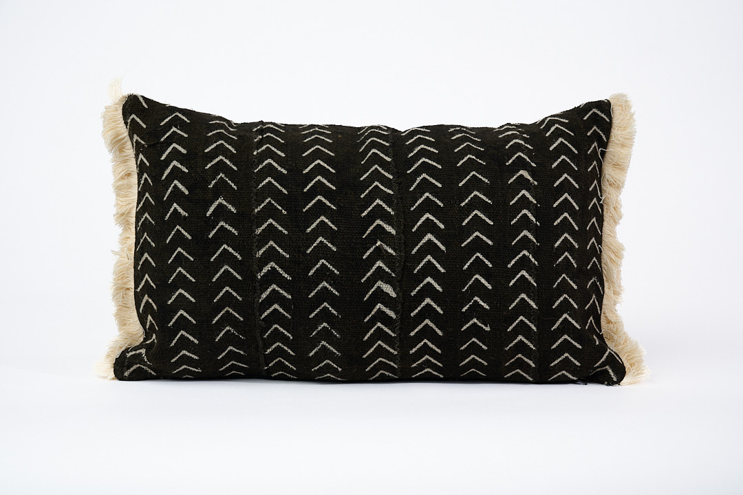 Housse de coussin à franges en bogolan noir LAFUDHI. Faite main - Studio Matongé - 30 x 50 cm