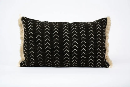 Housse de coussin à franges en bogolan noir LAFUDHI. Faite main - Studio Matongé - 30 x 50 cm