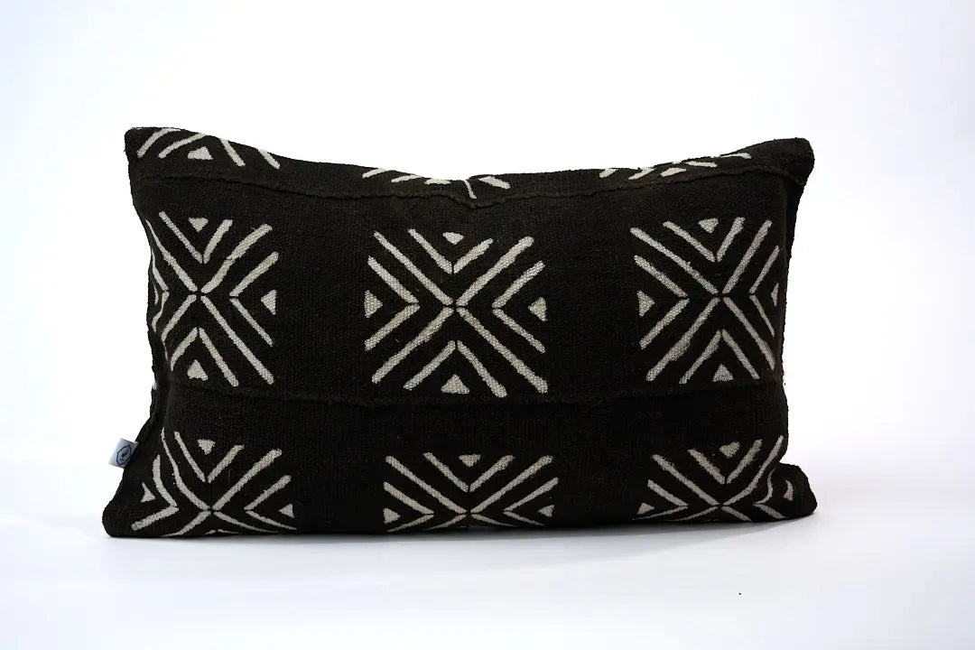 MRABA, housse de coussin éthnique en bogolan noir 30 x 50 cm. Tissé teint et orné à la main au Mali dans la région de Ségou, notre modèle MRABA est confectionné en Belgique . Disponible en plusieurs tailles.