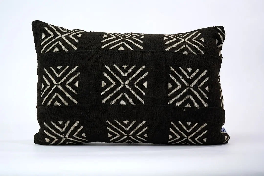 MRABA, housse de coussin éthnique rectangulaire en bogolan noir 40 x 60 cm. Tissé teint et orné à la main au Mali dans la région de Ségou, notre modèle MRABA est confectionné en Belgique . Disponible en plusieurs tailles.