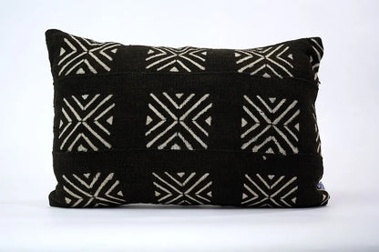 MRABA, housse de coussin éthnique rectangulaire en bogolan noir 40 x 60 cm. Tissé teint et orné à la main au Mali dans la région de Ségou, notre modèle MRABA est confectionné en Belgique . Disponible en plusieurs tailles.