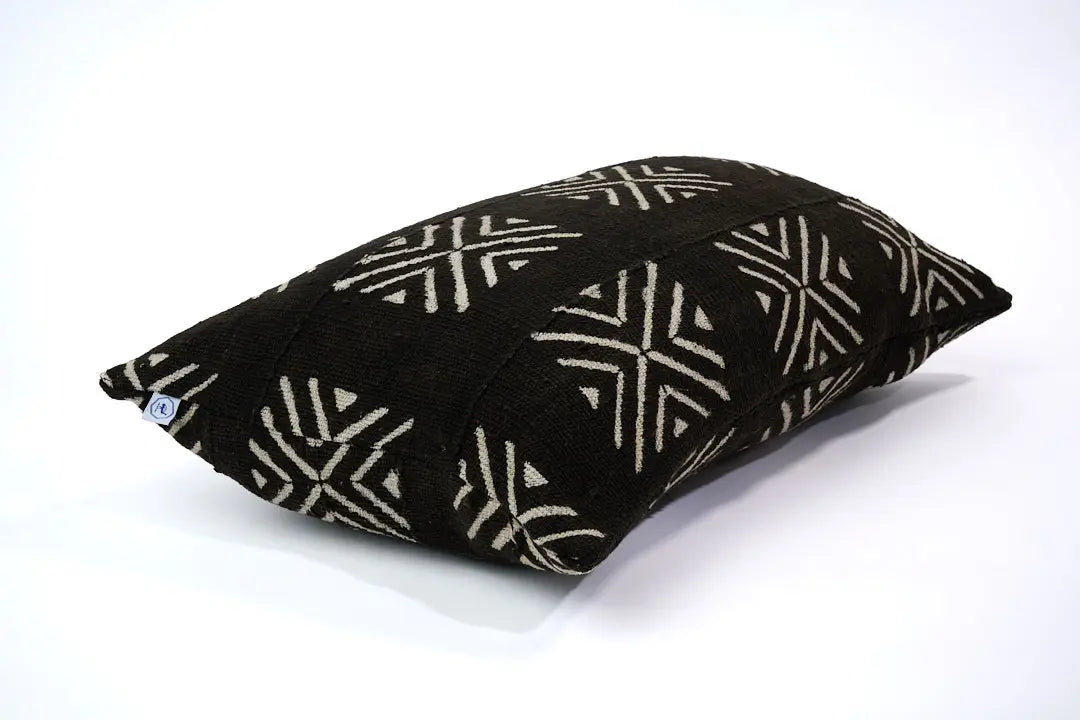 MRABA, housse de coussin éthnique rectangulaire en bogolan noir 40 x 60 cm. Tissé teint et orné à la main au Mali dans la région de Ségou, notre modèle MRABA est confectionné en Belgique . Disponible en plusieurs tailles.