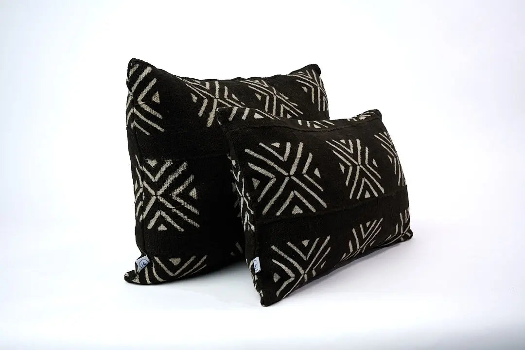 MRABA, housses de coussin rectangulaires éthniques en bogolan noir 30 x 50 cm et 40 x 60 cm. Tissé teint et orné à la main au Mali dans la région de Ségou, notre modèle MRABA est confectionné en Belgique . Disponible en plusieurs tailles.