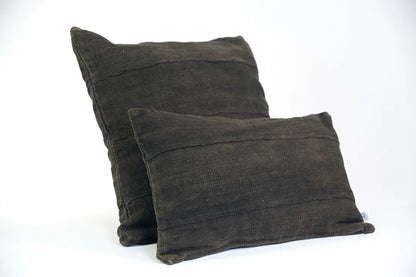 Housses de coussin noire en bogolan de coton bio par Studio Matongé. Pièces uniques tissées, filées et confectionnées à la main. Format carré 50 x 50 cm, format rectangle 30 x 50 cm. 