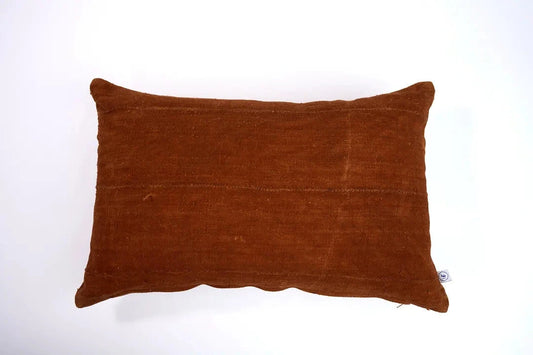 Housse de coussin terracotta en bogolan de coton bio par Studio Matongé. Pièces uniques tissées, filées et confectionnées à la main. Format rectangle 30 x 50 cm. 