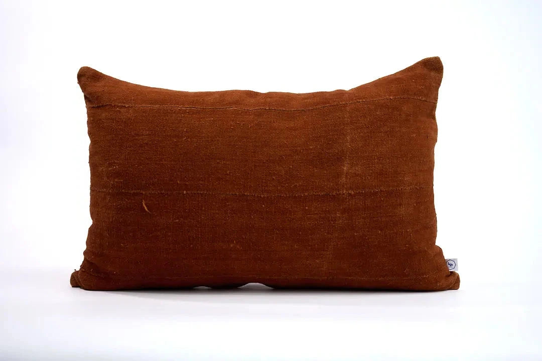 Housse de coussin terracotta en bogolan de coton bio par Studio Matongé. Pièces uniques tissées, filées et confectionnées à la main. Format rectangle 40 x 60 cm. 