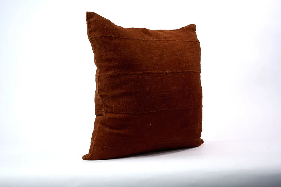 Housse de coussin terracotta en bogolan de coton bio par Studio Matongé. Pièces uniques tissées, filées et confectionnées à la main. Format carré 50 x 50 cm. 