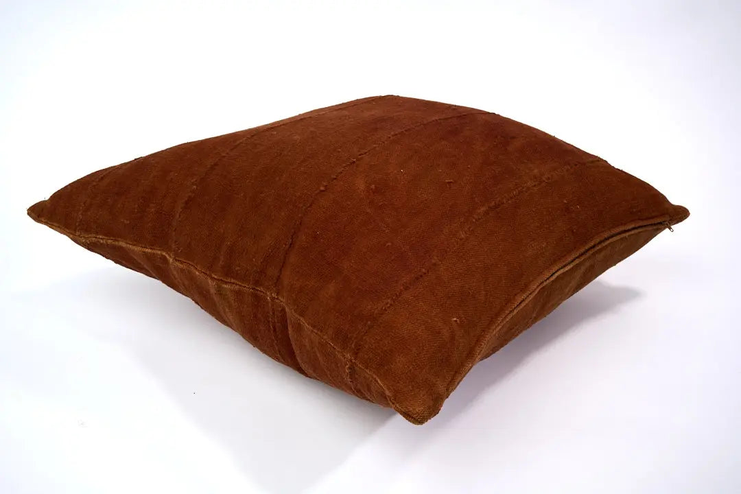 Housse de coussin terracotta en bogolan de coton bio par Studio Matongé. Pièces uniques tissées, filées et confectionnées à la main. Format carré 50 x 50 cm. 